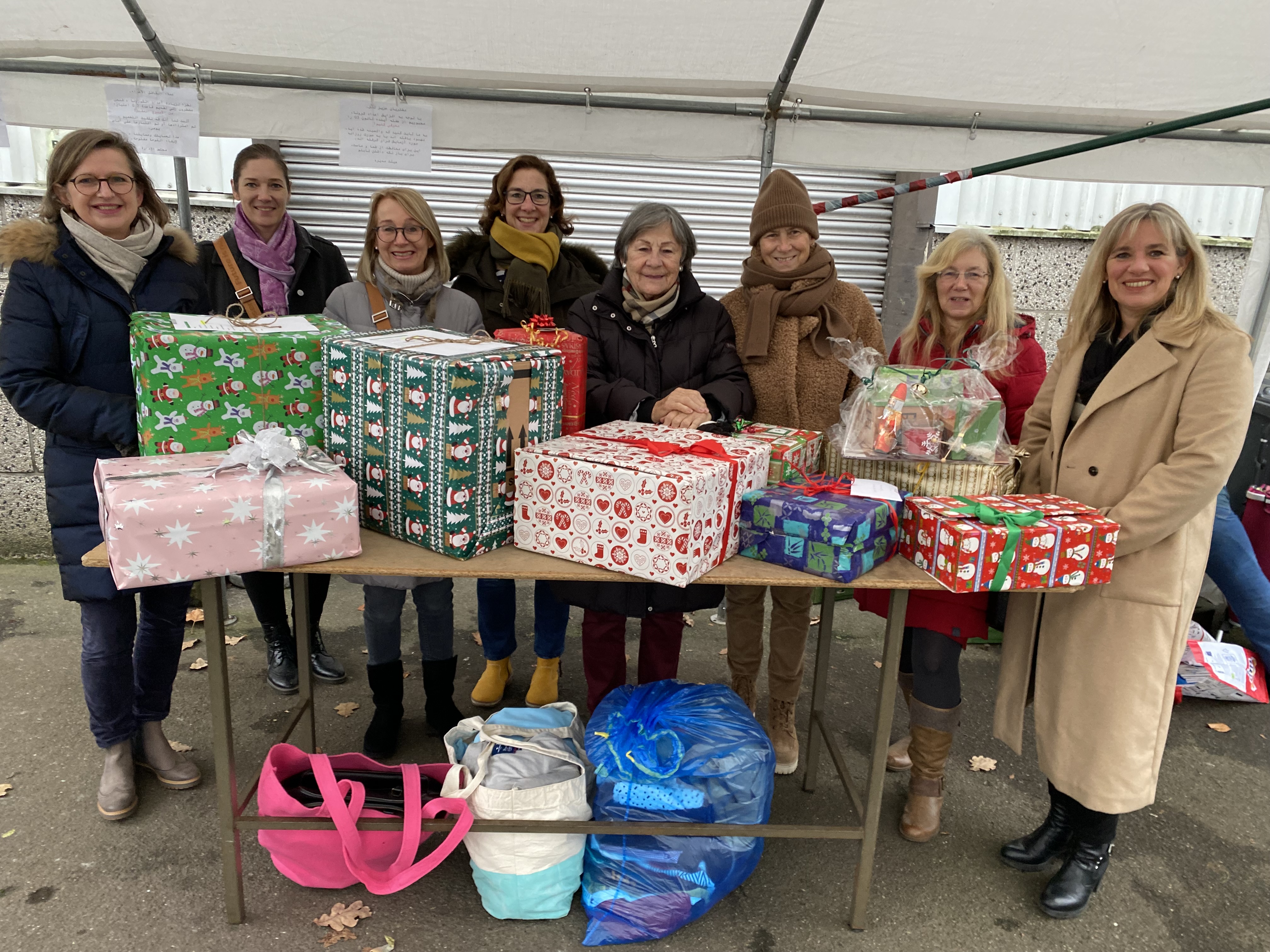 Frauen Union übergibt Weihnachtspäckchen an die Kempener Tafel